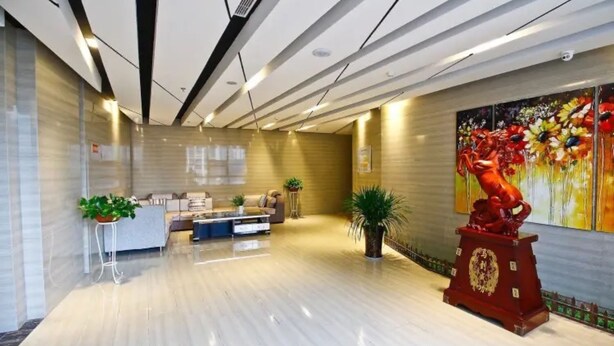 A spacious lobby with a modern design, featuring a reception desk, seating area, and a large decorative sculpture. - Urba Hotel · Xi'an North Railway Station (Xi'an)