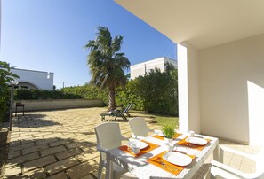 Outdoor dining - Villa surrounded by greenery a few steps from the beach (Torre dell'Orso)