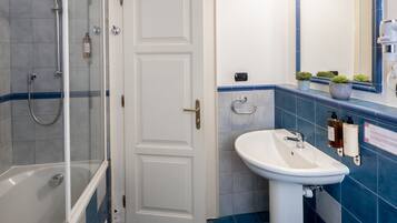 Three Bedroom Apartment | Kamar mandi | Perlengkapan mandi desainer, pengering rambut, kloset, dan handuk