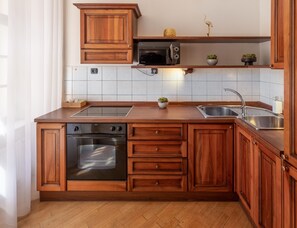 Minikjøleskap, mikrobølgeovn, kokeplater og kaffetrakter/tekoker