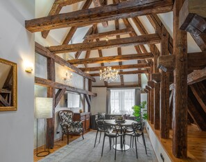 Two Bedroom Apartment Attic | Area soggiorno | Smart TV 30 pollici con canali satellitari, TV, Netflix