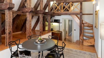 Romantisch appartement | Woonruimte | Een 30-inch smart-tv met satellietzenders, televisie en Netflix