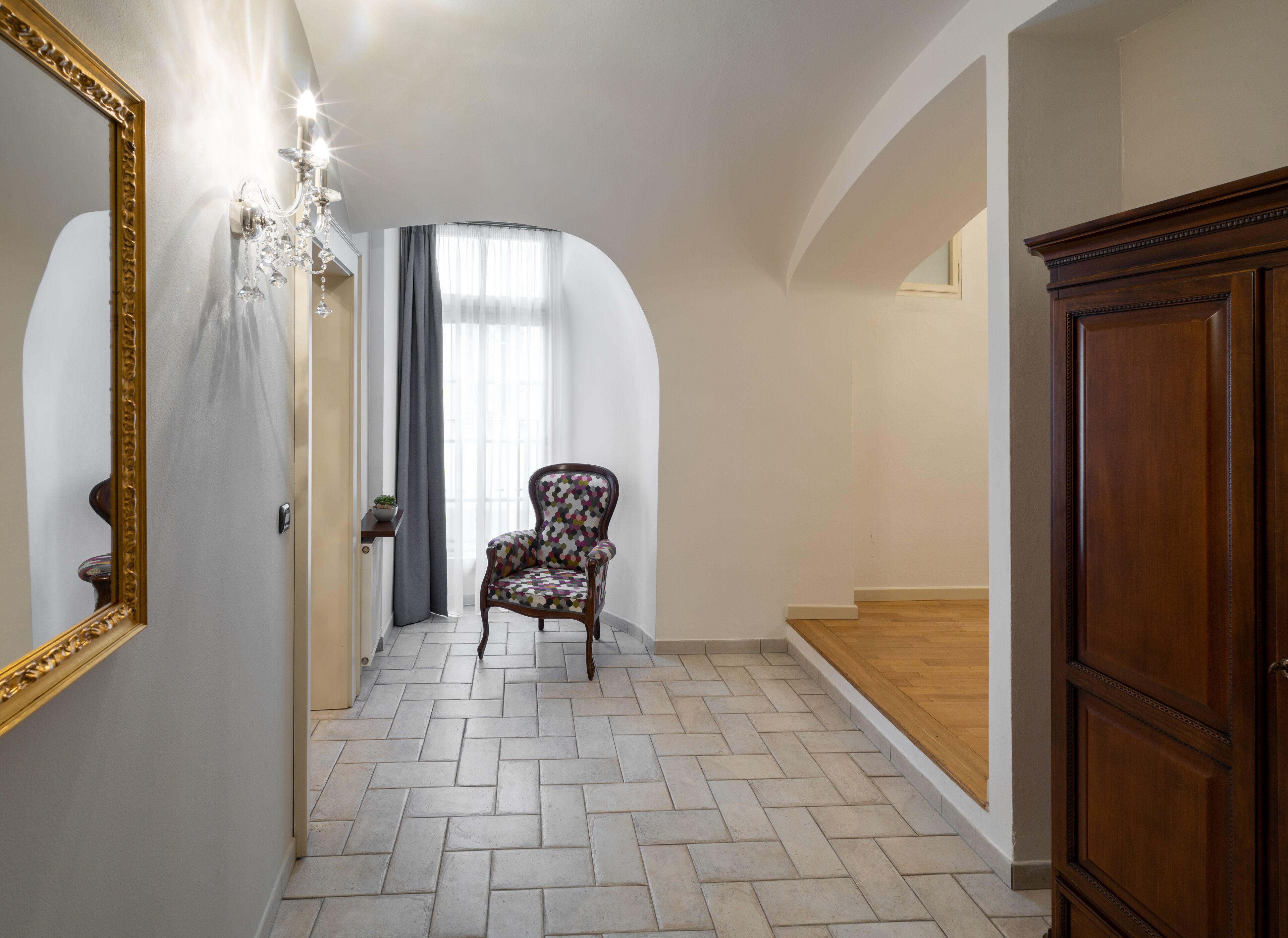 Two Bedroom Apartment | 低過敏寢具、獨特裝潢、布置獨特、書桌