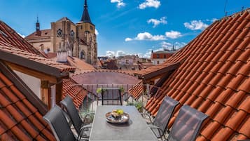 Two Bedroom Apartment with Terrace | ํ
๋ผ์ค/ํํฐ์ค