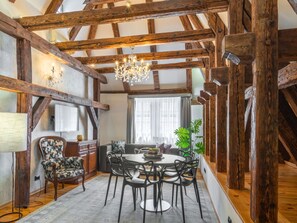 Two Bedroom Apartment Attic | Bếp riêng | Tủ lạnh nhỏ, bếp nấu, dụng cụ pha cà phê/trà, ấm điện 