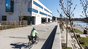A modern building with large windows and a paved walkway. - Jugendherberge Schweinfurt - Hostel (Schweinfurt)