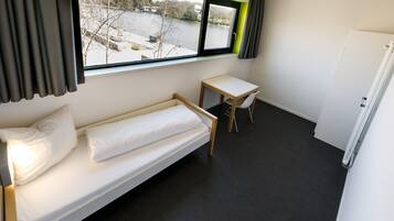 Einzelzimmer | Allergikerbettwaren, Schreibtisch, schallisolierte Zimmer, BettwÀsche