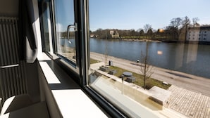 A view from a window overlooking a river with a road and buildings in the background. - Jugendherberge Schweinfurt - Hostel (Schweinfurt)