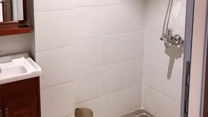 Comfort Room | Bathroom | Towels - Alphabet House - Bui Vien street (Ho Chi Minh City)