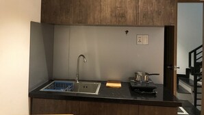 Private kitchenette - Alphabet House - Bui Vien street (Ho Chi Minh City)