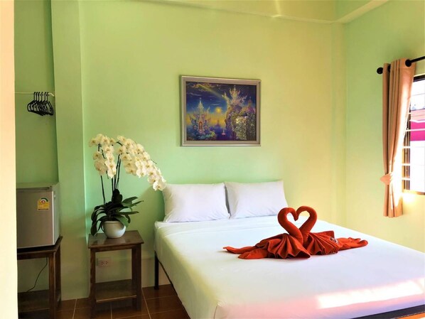 1 bedroom, WiFi - central festival chiang mai 18 kilometers. (สันทราย)