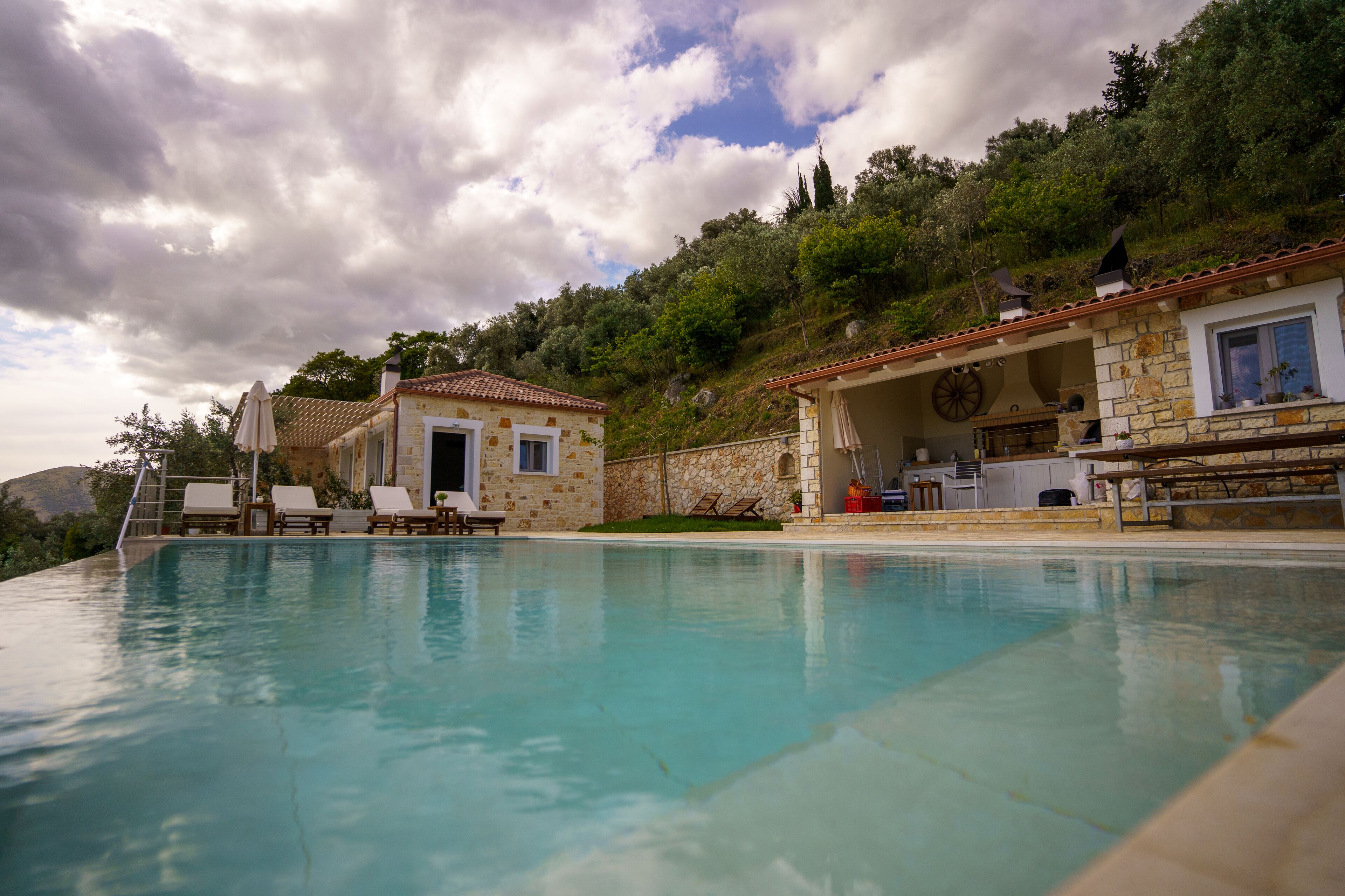 Kolam renang outdoor musiman, dengan kursi berjemur