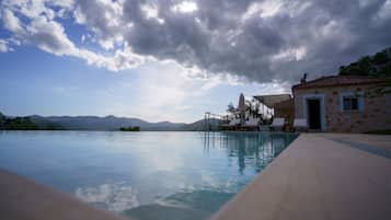 Piscina stagionale all'aperto, lettini