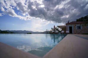 Una piscina al aire libre de temporada (de 06:00 a 20:00), tumbonas