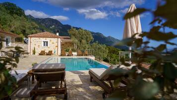 Deluxe Villa | Down comforters, pillowtop beds, individually decorated