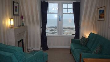 Cottage | Living room | Flat-screen TV, DVD player, iPod dock