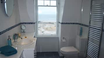 Cottage | Bathroom | Combined shower/bathtub, hair dryer, towels