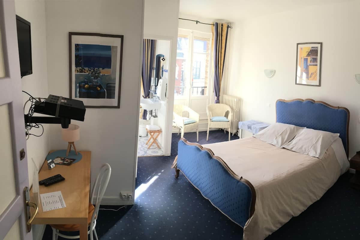 Classic Double Room | Soundproofing, iron/ironing board (on request), WiFi (free)