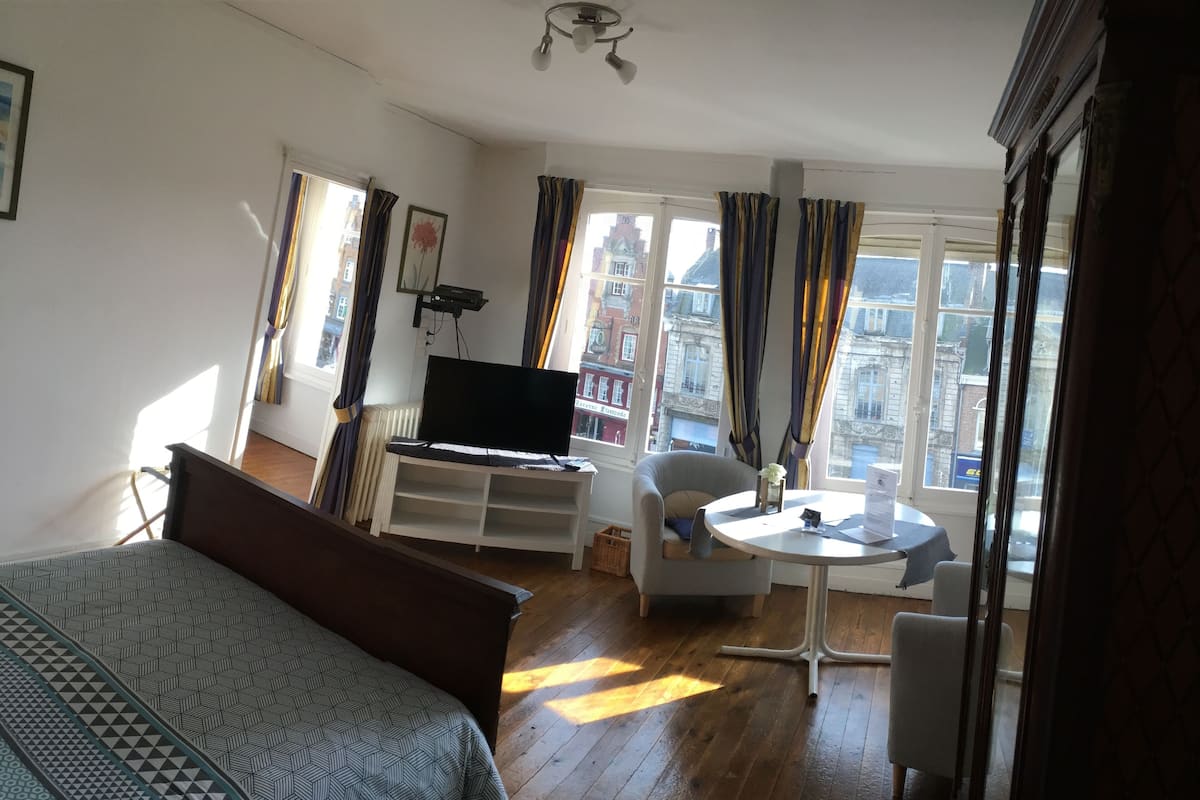 Grand Double Room | Soundproofing, iron/ironing board (on request), WiFi (free)