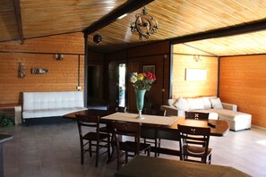 Dining - VILLA SCIARELLE S. GERARDO (PIEDIMONTE ETNEO)