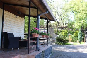 Outdoor dining - VILLA SCIARELLE S. GERARDO (PIEDIMONTE ETNEO)