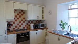 Ferienhaus | Eigene Küche | Kühlschrank, Mikrowelle, Ofen, Herdplatte