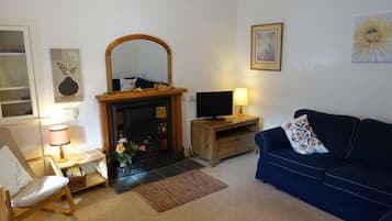 Cottage | Living area | Flat-screen TV, DVD player