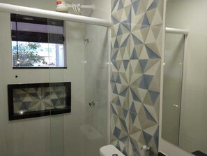 Quadruple Room (Quarto 5) | Bathroom | Shower, towels - Summer Suítes (Cabo Frio)