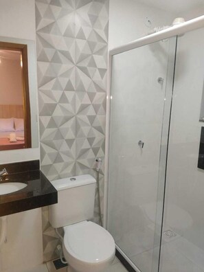 Chambre quadruple (Quarto 4) | Salle de bain | Douche, serviettes fournies