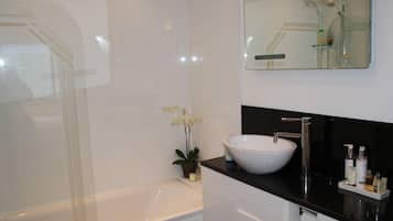 Cottage | Bathroom | Combined shower/bathtub, hair dryer, towels