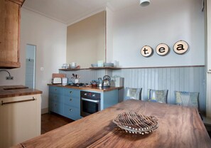 Fridge, microwave, oven, stovetop - Bonshaw by the Beach (North Berwick)
