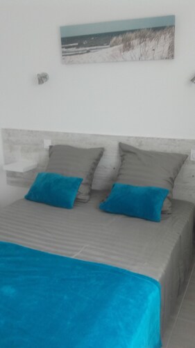 2-bedroom apartment—sleeps 4–6—within walking distance of everything. Air-conditioned. 