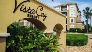 The entrance to Vista Cay Resort with a clear archway and lush greenery. - Roomy and Modern 3bd/2ba Home With Balcony #3vc201 (Orlando)