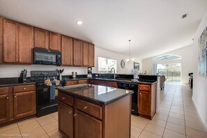 Casa (4 Bedrooms) | Cozinha privada | Geladeira, micro-ondas, fogão, cooktop