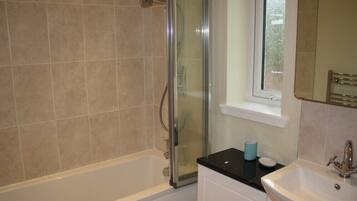 Cottage | Bathroom | Combined shower/tub, hair dryer, towels