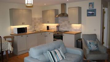 Cottage | Living area | Flat-screen TV, DVD player