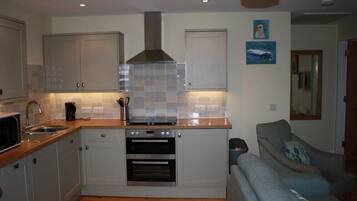 Cottage | Private kitchen | Fridge, microwave, oven, stovetop