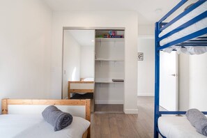 2 habitaciones, tabla de planchar con plancha, wifi y ropa de cama 