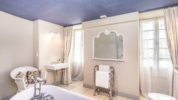 Cottage | Bathroom | Bathtub, hair dryer, towels