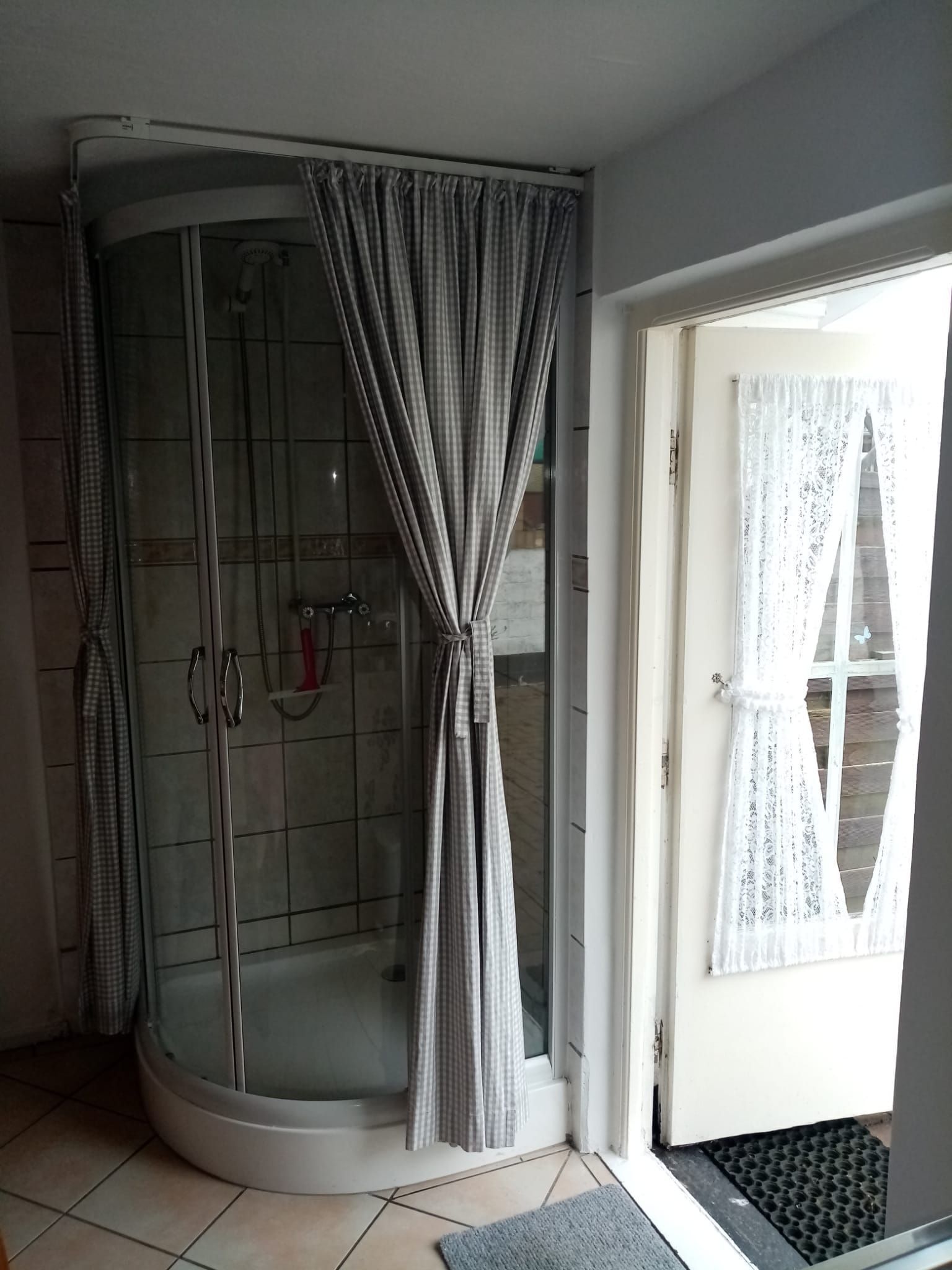 Een douche, een haardroger, handdoeken