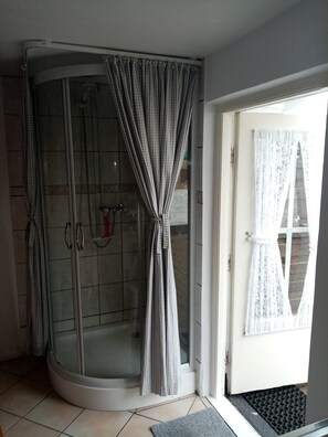 Dusche, Haartrockner, Handtücher