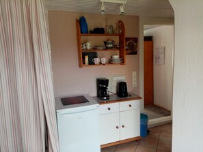 Réfrigérateur, cafetière/bouilloire, bouilloire électrique