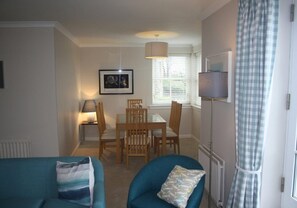 村舍 | 起居区 | 平板电视、DVD 播放器