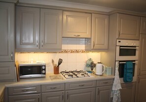 村舍 | 私人厨房 | 大冰箱、微波炉、烤箱、炉灶