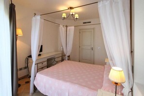 2 bedrooms, travel cot, free WiFi - Holiday House, La Conia Cannigione (Cannigione)
