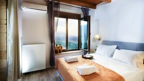 Une chambre d’hôtel avec un lit, une fenêtre donnant sur un paysage agréable, un radiateur et une lampe.