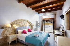 4 soverom, safe på rommet, strykejern/-brett og reiseseng for barn