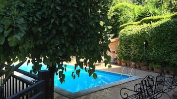 Piscina stagionale all'aperto, ombrelloni da piscina, lettini
