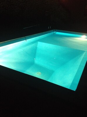 حمّام سباحة خارجي موسمي، مظلات على حمّام السباحة، مقاعد للتشمس