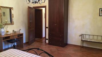 Doppia Deluxe, bagno privato (External) | Con stile personalizzato, con arredamento individuale, una scrivania
